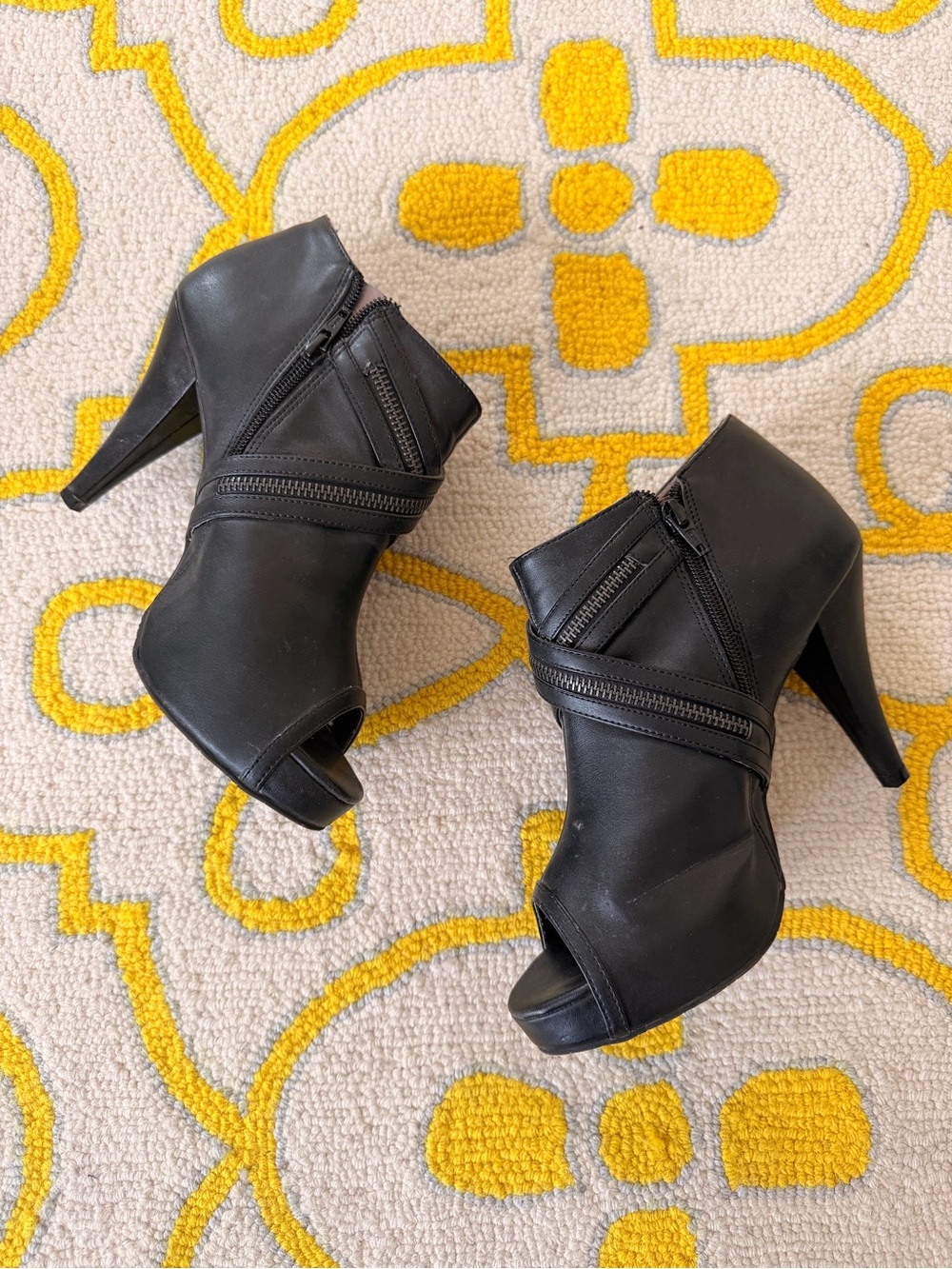 Candieโs Shoes. Sz 9.